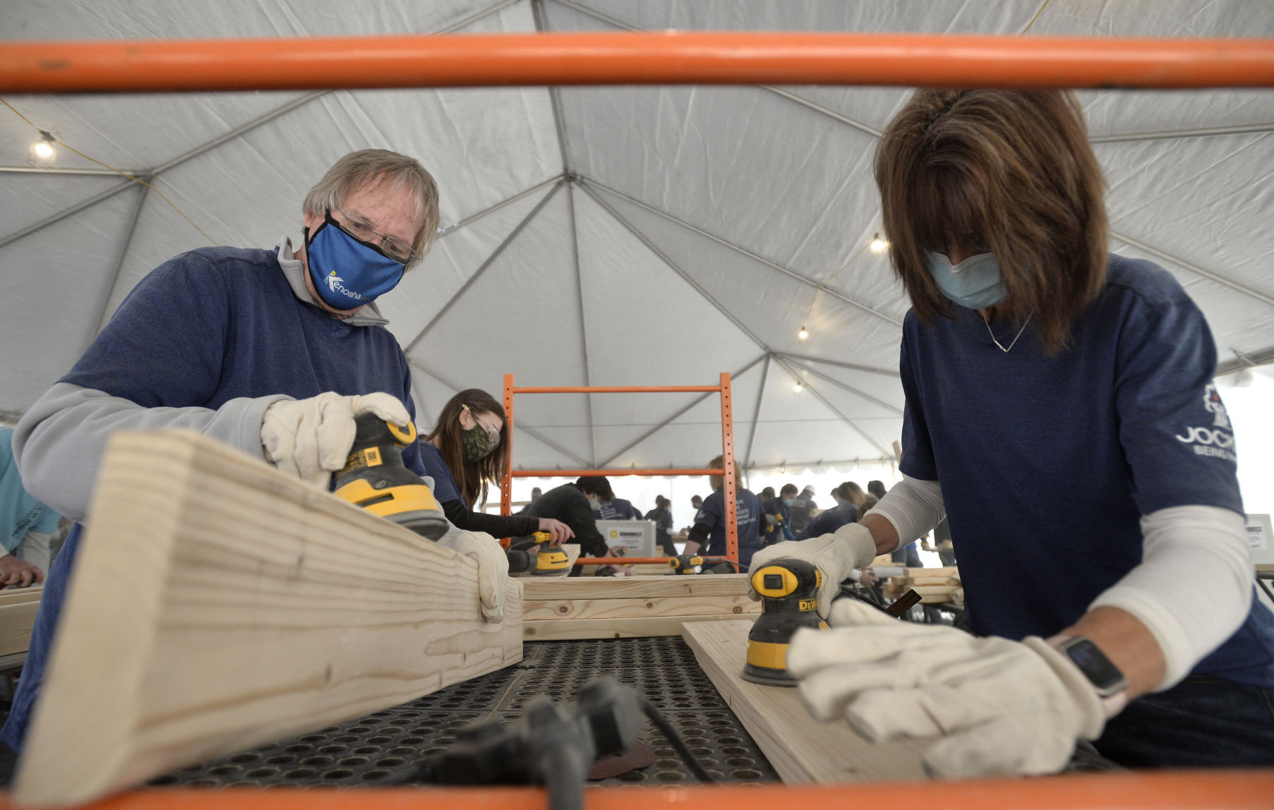 JOCKEY BUILDS BEDS